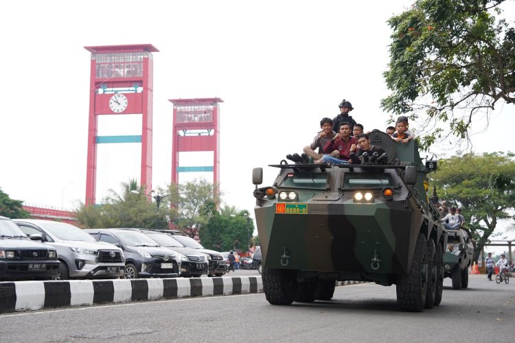 Keseruan Keliling Kota Palembang Naik Alutsista Kodam II/Swj. (Foto : ist)