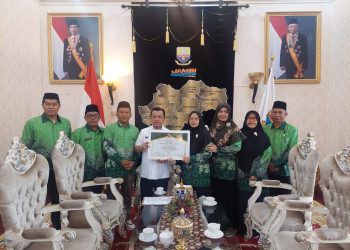 Gubernur Al Haris Terima Penghargaan dari PGMI. (Foto : ist)