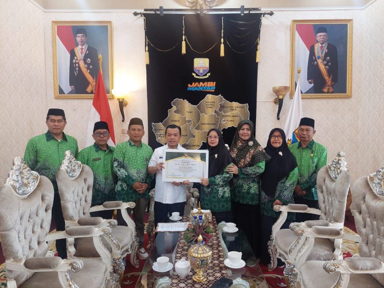 Gubernur Al Haris Terima Penghargaan dari PGMI. (Foto : ist)