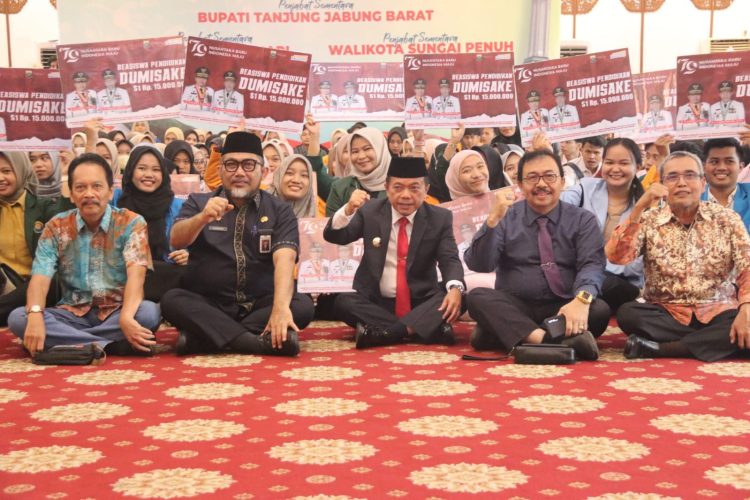 Gubernur Al Haris Serahkan 376 Bantuan Beasiswa Dumisake. (Foto : ist)