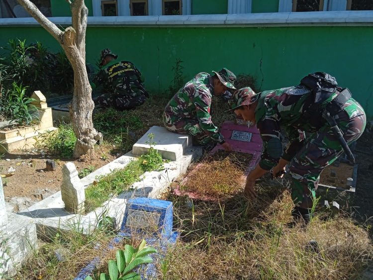 Jelang HUT ke-79 TNI, Kodim 0415/Jambi Karya Bhakti Bersihkan TPU. (Foto : ist)