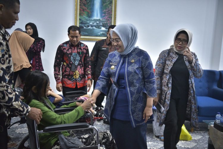 Pemkot Jambi Gandeng Sentra Alyatama Salurkan Bantuan Untuk Disabilitas. (Foto : ist)