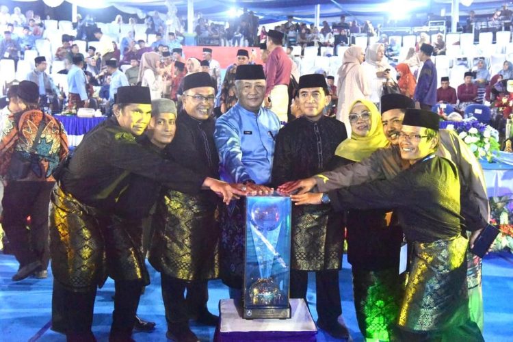Kafilah Kota Jambi Sabet Juara Umum MTQ-53 Tingkat Provinsi Jambi, Persembahkan Piala Tetap untuk Tanah Pilih Pusako Batuah. (Foto : ist)