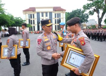 Irjen Pol Rusdi Hartono Pimpin Kenaikan Pangkat dan Berikan Penghargaan Personel Polda Jambi. (Foto : ist)