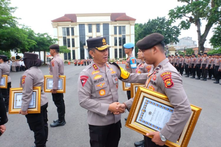 Irjen Pol Rusdi Hartono Pimpin Kenaikan Pangkat dan Berikan Penghargaan Personel Polda Jambi. (Foto : ist)