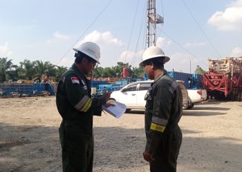 Andri dan Rahmat di lokasi Tajak Sumur Pengembangan. (Foto : Rolan - sinarjambi.com)