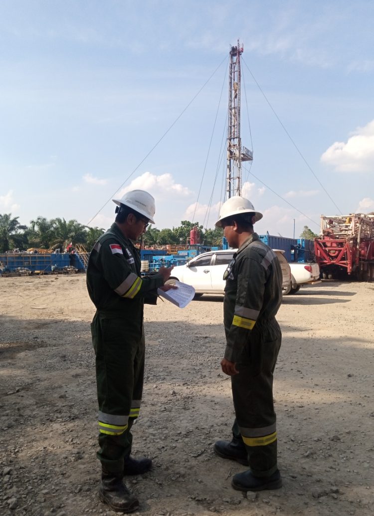 Andri dan Rahmat di lokasi Tajak Sumur Pengembangan. (Foto : Rolan - sinarjambi.com)