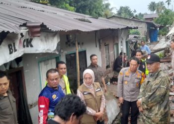 Tinjau Tembok Roboh Akibatkan Korban Jiwa, Pj Wali Kota Sampaikan Duka Mendalam dan Harap Tidak Terulang Kembali. (Foto : ist)