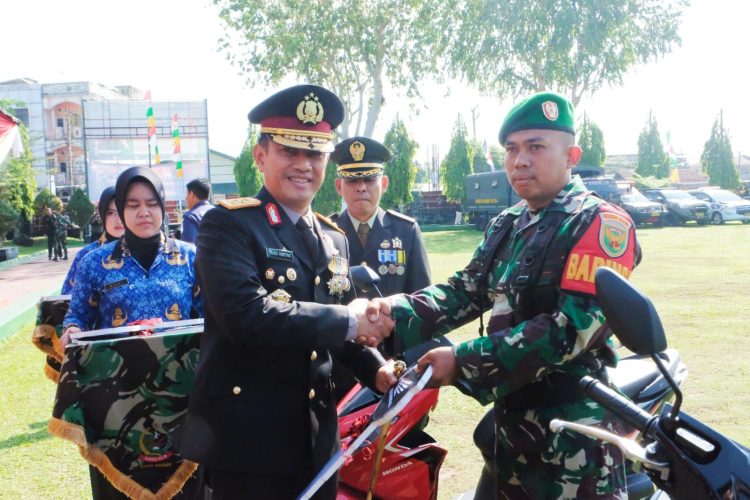 Kapolda Jambi Beri Hadiah Spesial ke Prajurit Terbaik Korem Gapu. (Foto : ist)