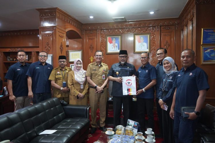 Pjs Gubernur Sudirman Terima Secara Simbolis Bantuan Bedah Rumah PT Semen Padang. (Foto : ist)