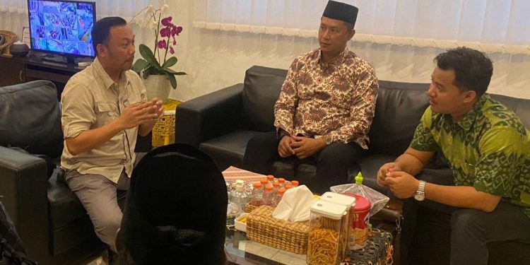 Dalam satu kesempatan, Kepala BPN Kota Palangka Raya menerima audensi Majelis Pendayagunaan Wakaf Pimpinan Wilayah Muhammadiyah (PWM) Kalimantan Tengah. (Foto: BPN Palangka Raya)