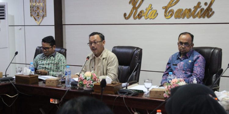 Kepala Badan Pertanahan Nasional (BPN) Kota Palangka Raya, Indra Gunawan, mengikuti rapat Forum Penataan Ruang Kota Palangka Raya. (Foto : BPN Palangka Raya)