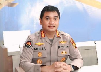 Tim Gabungan Dit Tipidnarkoba Bareskrim Polri dan Polda Jambi kembali mengamankan gembong narkotika di Jambi yang merupakan jaringan H yang berhasil ditangkap di Jakarta.

Kabid Humas Polda Jambi, Kombes Pol. Mulia Prianto dalam konferensi Persnya di Ruang Media Center Bidhumas Polda Jambi pada Jum'at, (11/10/2024) menjelaskan bahwa tim gabungan tersebut kembali mengamankan 3 orang pelaku pengedar Narkotika di Jambi.

"Tiga pelaku pengedar Narkotika yang telah  diamankan hari ini yaitu berinisial T, A dan M dan semuanya diamankan di Kota Jambi," Jelas Kombes Pol. Mulia Prianto.

Dikatakan Kombes Pol. Mulia Prianto bahwa tim saat ini masih melakukan penelusuran dilapangan untuk mengumpulkan barang bukti dan para pelaku akan segera dibawa ke Jakarta untuk dilakukan pemeriksaan dan pendalaman lebih lanjut.

"Dari tiga orang pelaku tersebut, dua diantaranya yaitu T dan A masih masih bersaudara dengan wanita berinisial H yang telah diamankan kemarin di Jakarta," Ungkap Mulia Prianto.

Sejauh ini tim gabungan telah  mengamankan 9  orang yang merupakan kelompok tersebut. Kemarin 2 orang di Jakarta, 4 di Kota Jambi dan hari ini 3 orang pelaku lagi diamankan di Kota Jambi. 

"Pemberantasan peredaran Narkoba ini merupakan komitmen dan atensi tegas dari Kapolda Jambi Irjen Pol. Rusdi Hartono yang telah berpesan ke seluruh jajaran Polda Jambi untuk bersama-sama berkomitmen memberantas penyalahgunaan dan peredaran Narkotika di Jambi.  Polda Jambi tentunya akan berupaya maksimal sehingga Provinsi Jambi segera bersih dan bebas dari Narkoba," Tutup Kabid Humas Polda Jambi. (Foto : ist)