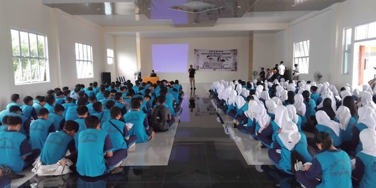 JMSI Kepri Ajak Pelajar SMAN 2 Tanjungpinag Sampaikan Bahaya Narkoba Melalui Tulisan. (Foto : ist)