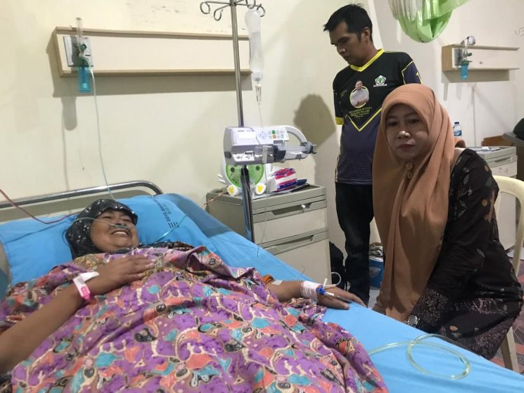 Jenguk Warga yang Sakit, Sukmajaya Nalim Doakan Lekas Sembuh. (Foto : ist)