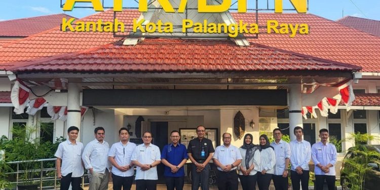 Kepala BPN Kota Palangka Raya Indra Gunawan saat menerima kunjungan kerja jajaran Direktorat Jendral Survei dan Pemetaan Kementerian Agraria dan Tata Ruang/Badan Pertanahan Nasional Ke Kantor Pertanahan Kota Palangka Raya. (Foto : BPN Kota Palangka Raya)