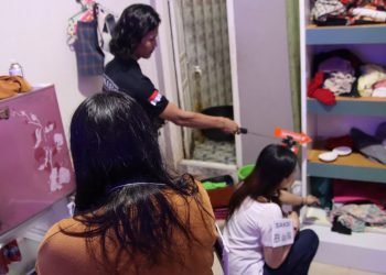 Polisi Rekonstruksi Penemuan Mayat Dalam Lemari. (Foto : ist)
