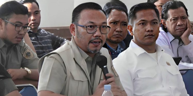 Kepala Kantor Pertanahan Kota Palangka Raya Indra Gunawan S.T., M.H., QRMP dan staf mengikuti Rpat Koordinasi Tim Penanganan Konflik Sosial terkait permasalahan tanah di Jalan Duling, Kandang Kelurahan Kereng Bangkirai Kecamatan Sebangau, Kota Palangka Raya, Kalimantan Tengah. (Foto : BPN Kota Palangka Raya)