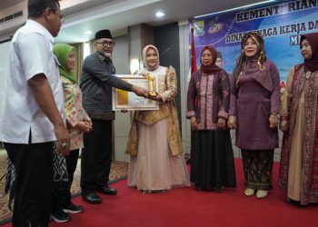 Pjs Gubernur Sudirman Serahkan Anugerah Penghargaan Produktivitas Siddhakarya Tingkat Provinsi Jambi. (Foto : ist)