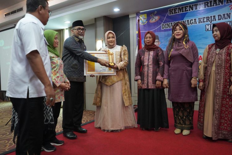 Pjs Gubernur Sudirman Serahkan Anugerah Penghargaan Produktivitas Siddhakarya Tingkat Provinsi Jambi. (Foto : ist)