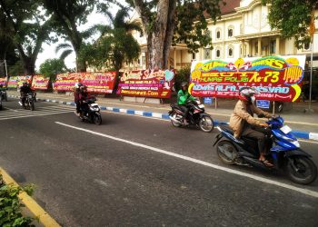 Deretan Papan Bunga Apresiasi dari Insan Pers-Masyarakat Kepada Bidhumas Polda Jambi. (Foto : ist)