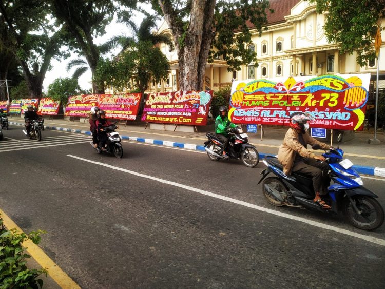 Deretan Papan Bunga Apresiasi dari Insan Pers-Masyarakat Kepada Bidhumas Polda Jambi. (Foto : ist)