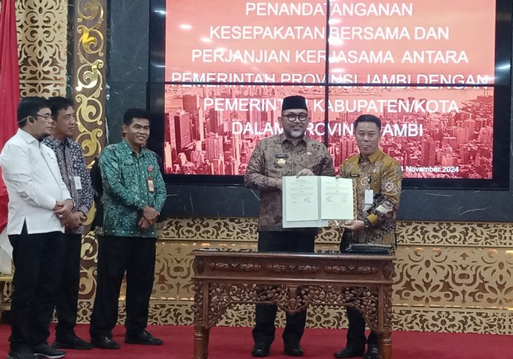 Pjs Gubernur Jambi Sudirman teken PKS dengan Pemkab dan Pemkot. (Foto : Rolan - sinarjambi.com)