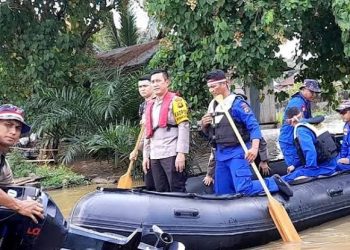 Personel Ditpolairud membawa Kapolda Jambi Irjen Pol Rusdi Hartono saat menyalurkan bantuan warga terdampak banjir yang tinggal di tepian sungai Batanghari di kawasan Legok, Telanai Pura. (Foto : dokumentasi)