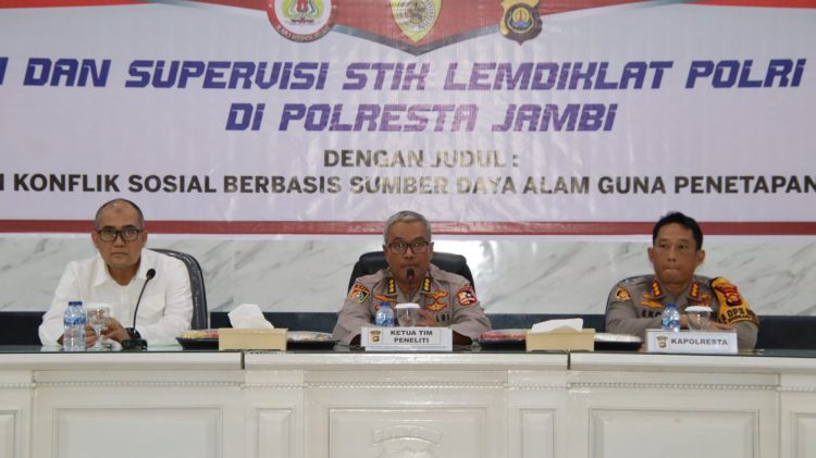 Kapolresta Jambi (kanan) Dampingi Kunjungan Tim Penelitian dan Supervisi STIK Lemdiklat Polri. (Foto : ist)