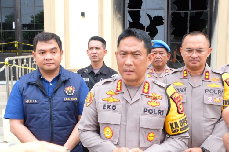 Kapolresta Jambi Kombes Pol Eko Wahyudi (tengah) didampingi Kabid Humas Kombes Pol Mulia Prianto (kiri) dan Wakapolresta Jambi. (Foto : ist)