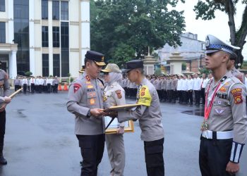 Kapolda Jambi Beri Penghargaan Personel Berprestasi. (Foto : ist)