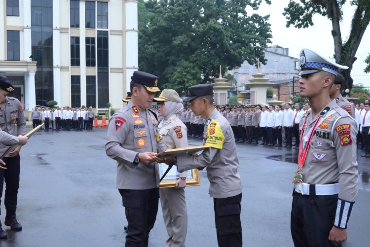 Kapolda Jambi Beri Penghargaan Personel Berprestasi. (Foto : ist)