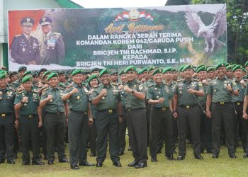 Tradisi Penyambutan Danrem Gapu Brigjen TNI Heri Purwanto dan Pelepasan Brigjen TNI Rachmad. (Foto : ist)