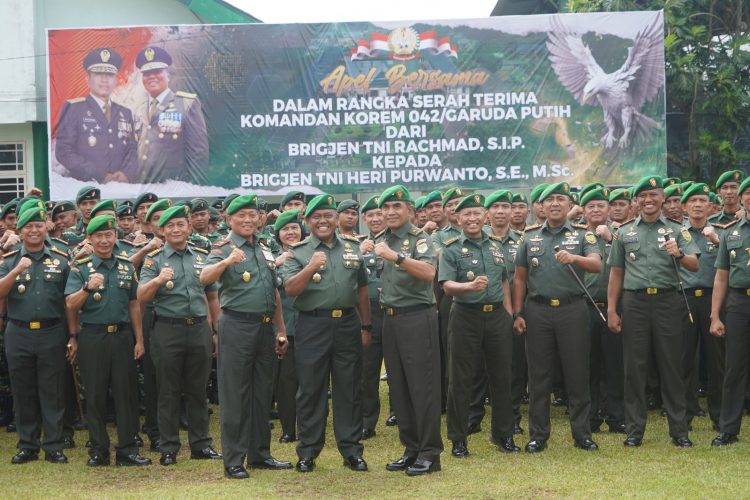 Tradisi Penyambutan Danrem Gapu Brigjen TNI Heri Purwanto dan Pelepasan Brigjen TNI Rachmad. (Foto : ist)