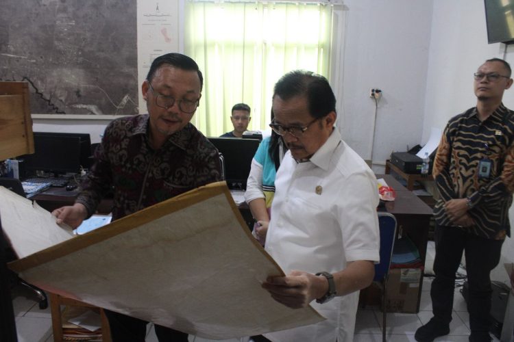 Anggota DPD RI Dr. Agustin Teras Narang, S.H., M.H., melakukan kunjungan kerja ke Kantor Pertanahan Kota Palangka Raya. (Foto : BPN Kota Palangka Raya)