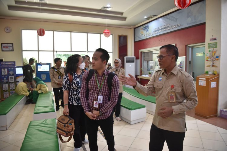 Tim Visitasi Kemen PAN-RB Apresiasi Dinas Dukcapil Kota Jambi Berikan Layanan Publik. (Foto : ist)