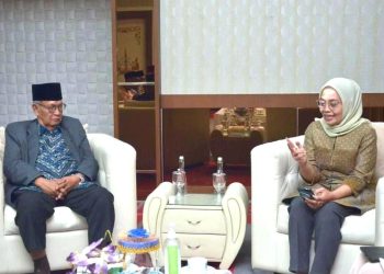 Alm Datuk Ismail pada suatu kesempatan saat bersama Pj Wali Kota Jambi. (Foto : ist)