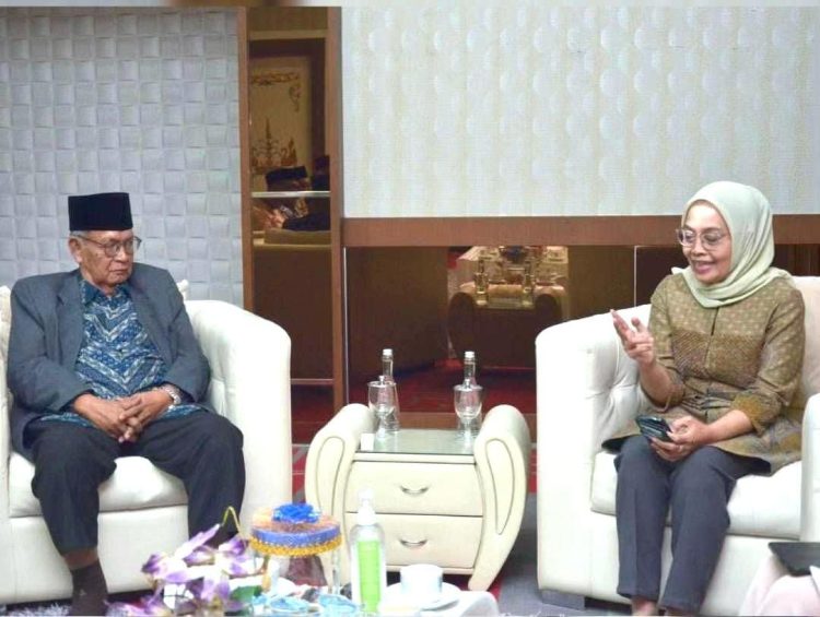 Alm Datuk Ismail pada suatu kesempatan saat bersama Pj Wali Kota Jambi. (Foto : ist)