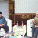 Alm Datuk Ismail pada suatu kesempatan saat bersama Pj Wali Kota Jambi. (Foto : ist)