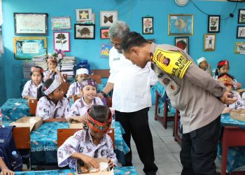 Brimob Bagikan 1.200 Paket Makanan Bergizi untuk Siswa SD, Wakapolda Kalteng: Gizi Itu Penting Bagi Kesehatan. (Foto : ist)