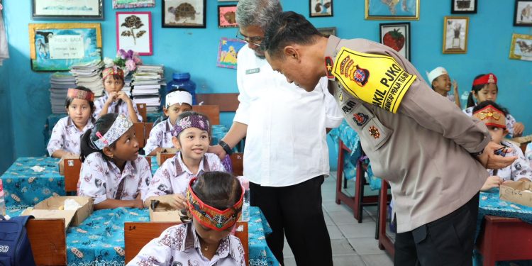 Brimob Bagikan 1.200 Paket Makanan Bergizi untuk Siswa SD, Wakapolda Kalteng: Gizi Itu Penting Bagi Kesehatan. (Foto : ist)
