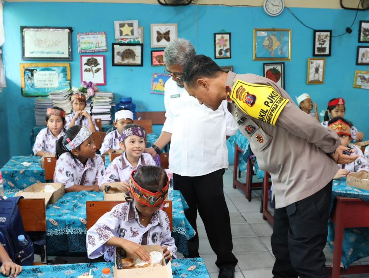 Brimob Bagikan 1.200 Paket Makanan Bergizi untuk Siswa SD, Wakapolda Kalteng: Gizi Itu Penting Bagi Kesehatan. (Foto : ist)