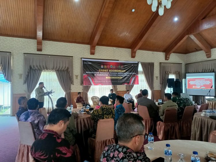 Pantau Persiapan Pilkada di Tanjabtim, Pjs Gubernur Sudirman Minta TNI-Polri Kawal Ketat Pendistribusian Logistik. (Foto : ist)