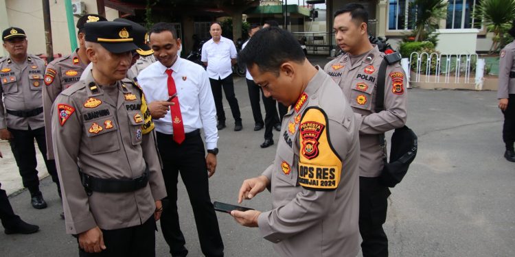 Cegah Judol, Kapolresta Jambi Cek HP Seluruh Personil. (Foto : ist)