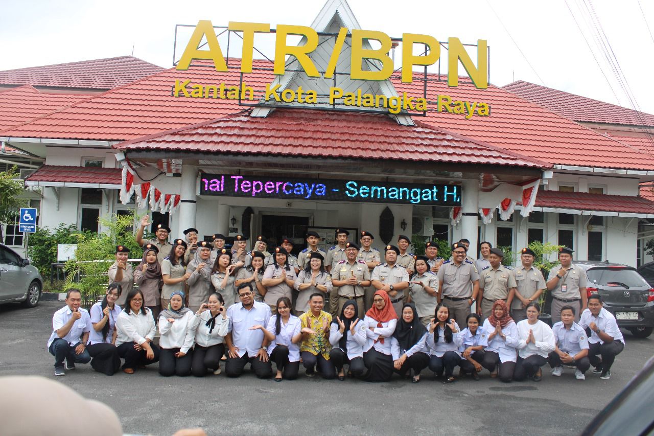 Jajaran BPN Kota Palangka Raya foto bersama usai kegiatan apel pagi. Semangat memberikan pelayanan bagi masyarakat. (Foto : BPN Palangka Raya)