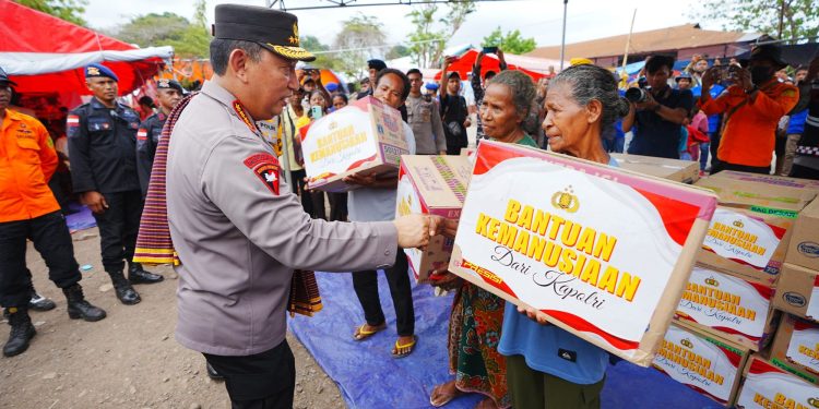 Kapolri Pastikan Pelayanan dan Kebutuhan Warga Pengungsi Erupsi Lewotobi. (Foto : ist)