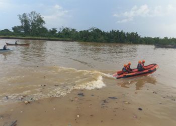 Terjatuh Saat Hendak Naik Perahu, Seorang Lansia Tenggelam di Sungai Berbak. (Foto : ist)