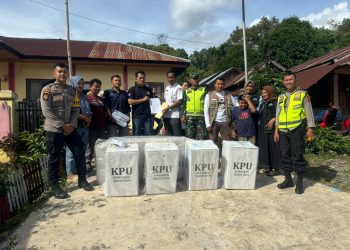 Personel Satgas OMP Siginjai 2024 Amankan Distribusi Logistik Pilkada Serentak. (Foto : ist)
