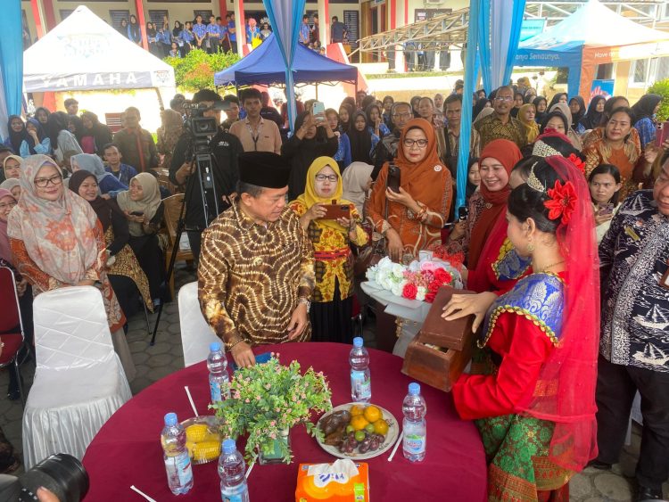 Gubernur Al Haris Hadiri Exhibition di SMK Negeri 2 Kota Jambi. (Foto : ist)