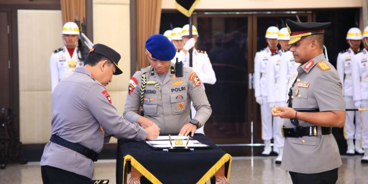 Kapolri Pimpin Serah Terima Jabatan 6 Pejabat Tinggi Polri. (Foto : ist)